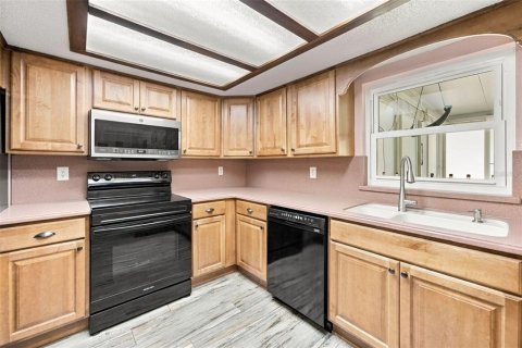 House in Spring Hill, Florida 3 bedrooms, 130.25 sq.m. № 2390956 - photo 8