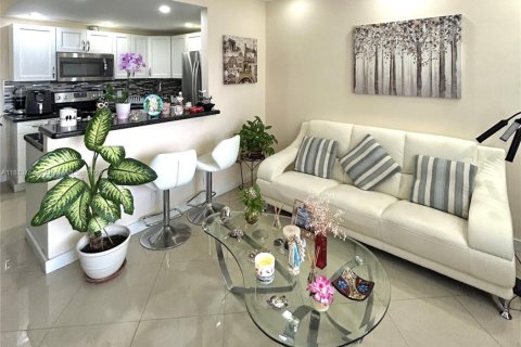 Condo in Pompano Beach, Florida, 1 bedroom  № 1762684 - photo 1