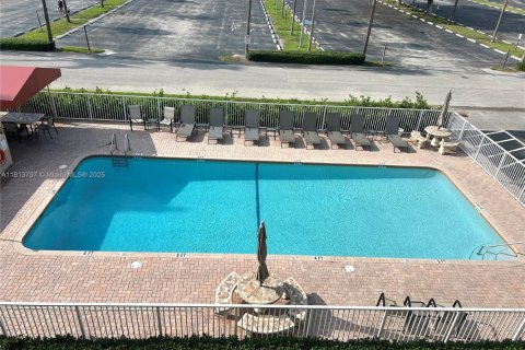 Condo in Pompano Beach, Florida, 1 bedroom  № 1762684 - photo 20