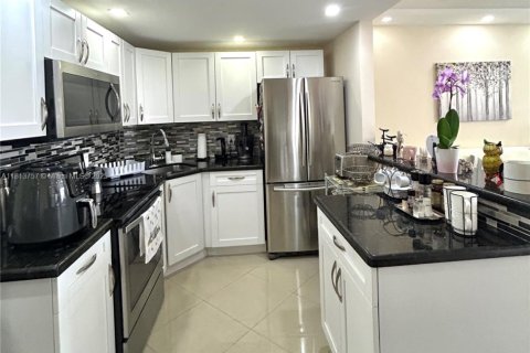Condo in Pompano Beach, Florida, 1 bedroom  № 1762684 - photo 4