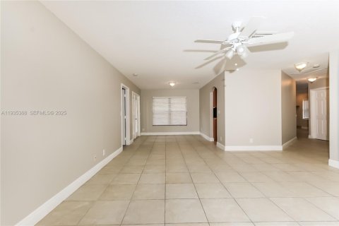 Casa en alquiler en Loxahatchee Groves, Florida, 3 dormitorios, 165.37 m2 № 1993566 - foto 5