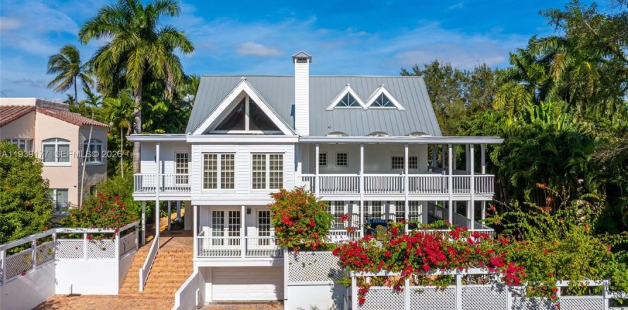 Дом в Майами, Флорида 4 спальни, 672.24м2 № 1997148