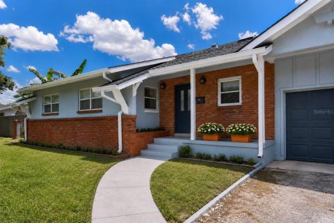House in Maitland, Florida 4 bedrooms, 180.14 sq.m. № 2318947