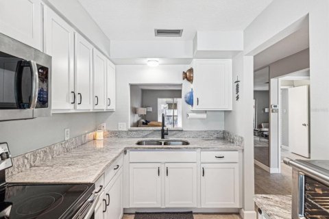 Condo in New Port Richey, Florida, 2 bedrooms  № 1616776 - photo 8
