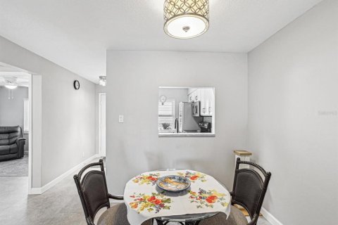 Condo in New Port Richey, Florida, 2 bedrooms  № 1616776 - photo 12