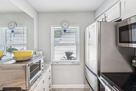 Condo in New Port Richey, Florida, 2 bedrooms  № 1616776 - photo 9