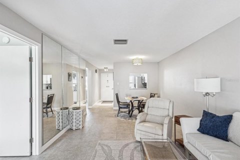 Condo in New Port Richey, Florida, 2 bedrooms  № 1616776 - photo 13