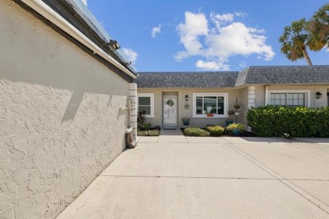 Condo in New Port Richey, Florida, 2 bedrooms  № 1616776 - photo 1