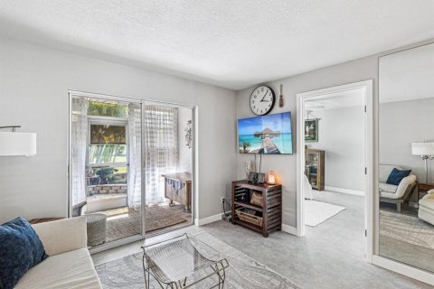 Condo in New Port Richey, Florida, 2 bedrooms  № 1616776 - photo 7