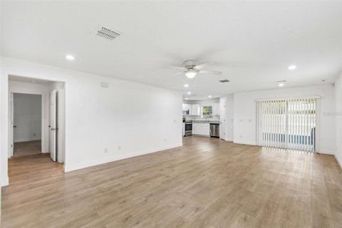 House in Orlando, Florida 3 bedrooms, 129.6 sq.m. № 2199640 - photo 6
