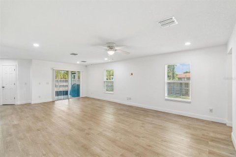 House in Orlando, Florida 3 bedrooms, 129.6 sq.m. № 2199640 - photo 8