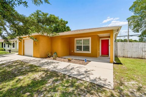 House in Orlando, Florida 3 bedrooms, 129.6 sq.m. № 2199640 - photo 2