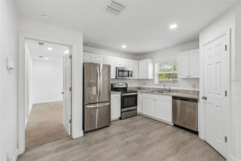 House in Orlando, Florida 3 bedrooms, 129.6 sq.m. № 2199640 - photo 9