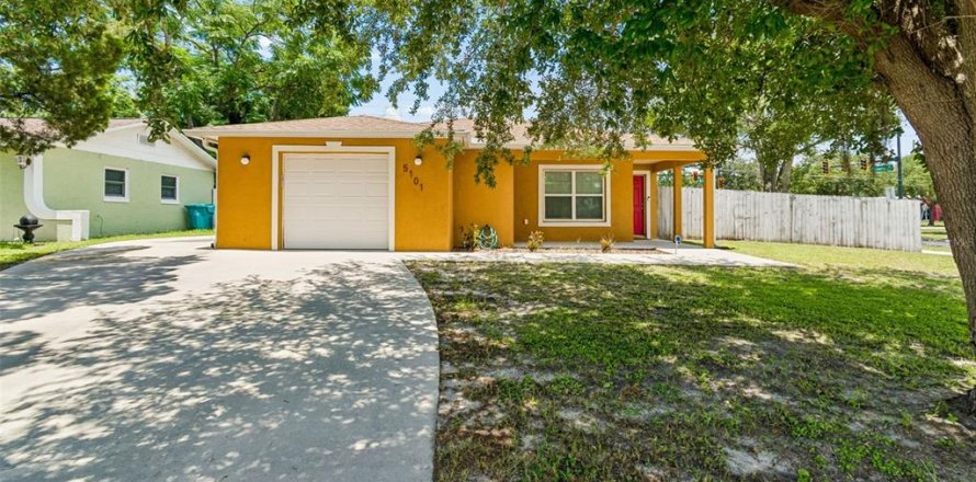 House in Orlando, Florida 3 bedrooms, 129.6 sq.m. № 2199640