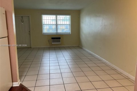 Villa ou maison à louer à Miami, Floride: 2 chambres, 170.01 m2 № 2172980 - photo 2