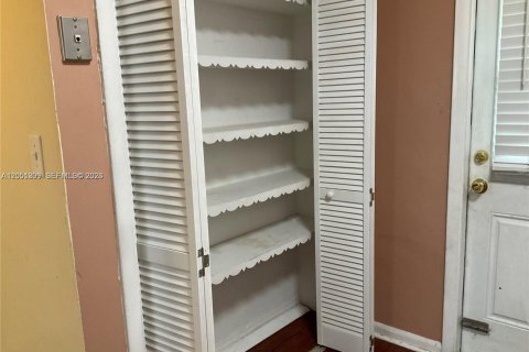 Villa ou maison à louer à Miami, Floride: 2 chambres, 170.01 m2 № 2172980 - photo 4