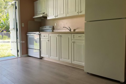 Villa ou maison à louer à Miami, Floride: 2 chambres, 170.01 m2 № 2172980 - photo 5