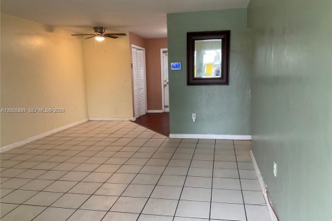 Villa ou maison à louer à Miami, Floride: 2 chambres, 170.01 m2 № 2172980 - photo 3
