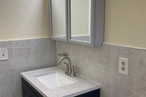 Villa ou maison à louer à Miami, Floride: 2 chambres, 170.01 m2 № 2172980 - photo 12