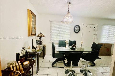 Condo in Pembroke Pines, Florida, 2 bedrooms  № 1865095 - photo 7