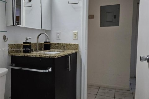 Condo in Pembroke Pines, Florida, 2 bedrooms  № 1865095 - photo 13