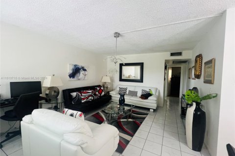 Condo in Pembroke Pines, Florida, 2 bedrooms  № 1865095 - photo 6