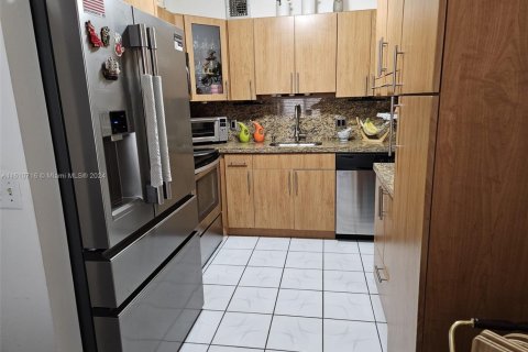 Condo in Pembroke Pines, Florida, 2 bedrooms  № 1865095 - photo 10