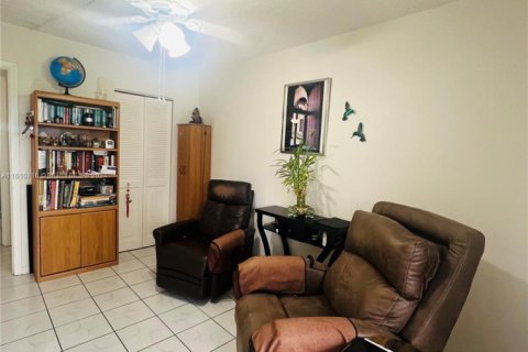 Condo in Pembroke Pines, Florida, 2 bedrooms  № 1865095 - photo 19