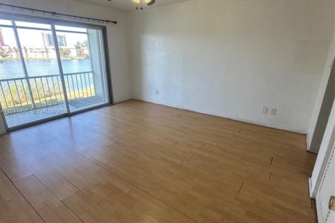 Condominio en venta en Miami, Florida, 1 dormitorio, 88.63 m2 № 1998739 - foto 3