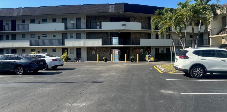 Condominio en Miami, Florida, 1 dormitorio  № 1998739