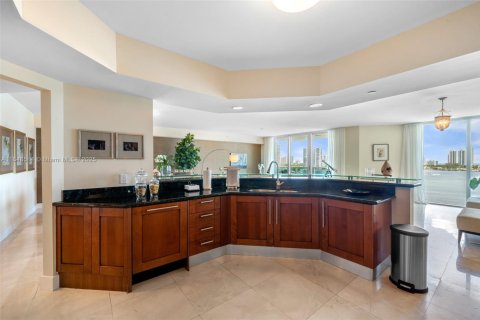 Copropriété à louer à Aventura, Floride: 4 chambres, 321.81 m2 № 1850704 - photo 5