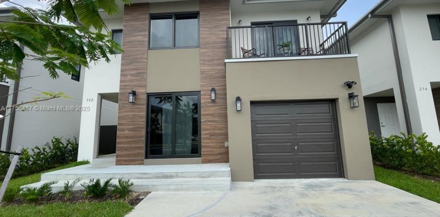 House in Florida City, Florida 5 bedrooms, 176.7 sq.m. № 2046398