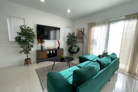 House in Florida City, Florida 5 bedrooms, 176.7 sq.m. № 2046398 - photo 9