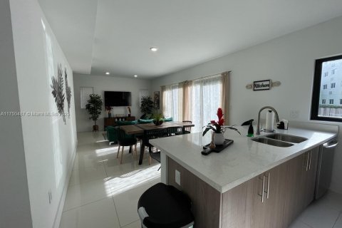 House in Florida City, Florida 5 bedrooms, 176.7 sq.m. № 2046398 - photo 13