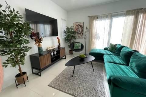 House in Florida City, Florida 5 bedrooms, 176.7 sq.m. № 2046398 - photo 8