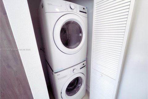 House in Florida City, Florida 5 bedrooms, 176.7 sq.m. № 2046398 - photo 29