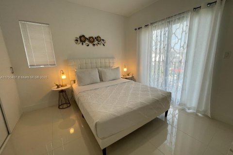 House in Florida City, Florida 5 bedrooms, 176.7 sq.m. № 2046398 - photo 22