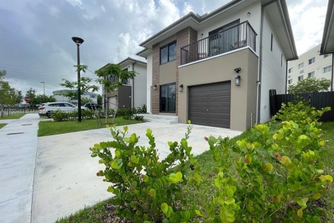 House in Florida City, Florida 5 bedrooms, 176.7 sq.m. № 2046398 - photo 2