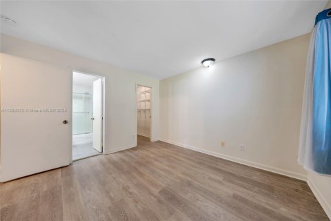Condo in Palmetto Bay, Florida, 2 bedrooms  № 1955901 - photo 14