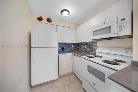 Condo in Palmetto Bay, Florida, 2 bedrooms  № 1955901 - photo 3