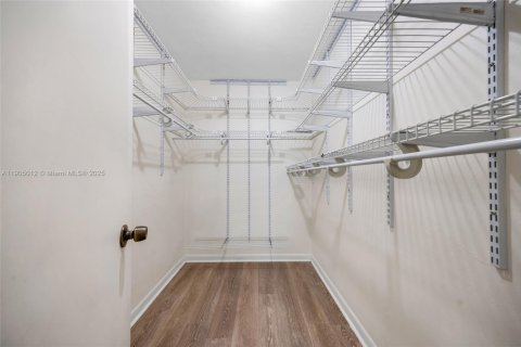 Condo in Palmetto Bay, Florida, 2 bedrooms  № 1955901 - photo 17