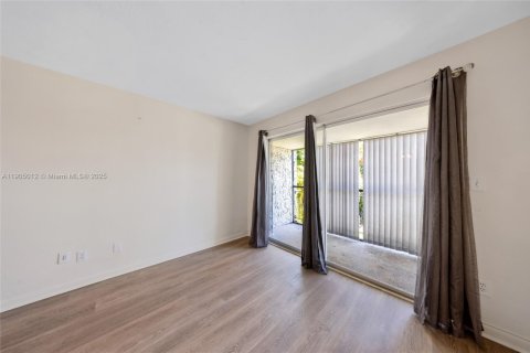 Condo in Palmetto Bay, Florida, 2 bedrooms  № 1955901 - photo 9