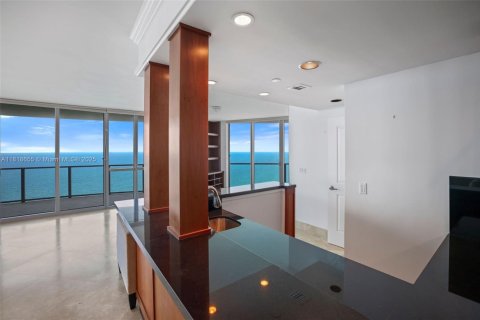 Condo in Hollywood, Florida, 3 bedrooms  № 1779827 - photo 12