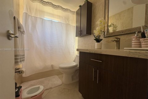 Condo in Miami, Florida, 3 bedrooms  № 2005477 - photo 13