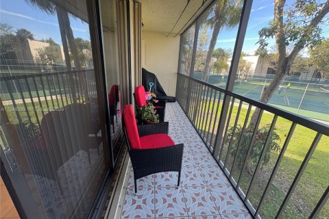 Condo in Miami, Florida, 3 bedrooms  № 2005477 - photo 4