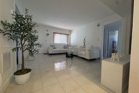 Condo in Miami, Florida, 3 bedrooms  № 2005477