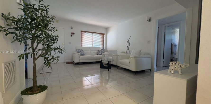 Condo in Miami, Florida, 3 bedrooms  № 2005477