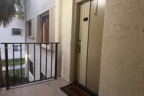 Condo in Miami, Florida, 3 bedrooms  № 2005477 - photo 14