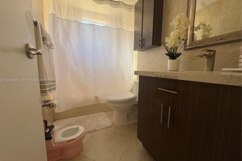 Condo in Miami, Florida, 3 bedrooms  № 2005477 - photo 12