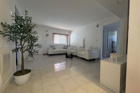 Condo in Miami, Florida, 3 bedrooms  № 2005477 - photo 2